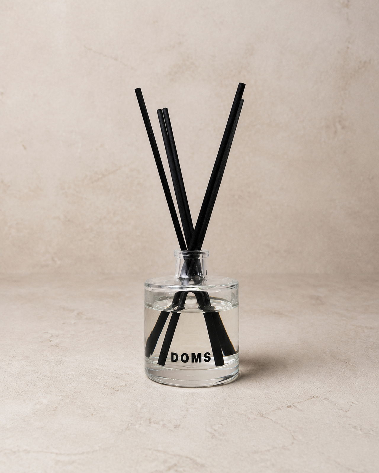 Difusor DOMS Cool Down de 100 ml con sus varillas de ratán negro