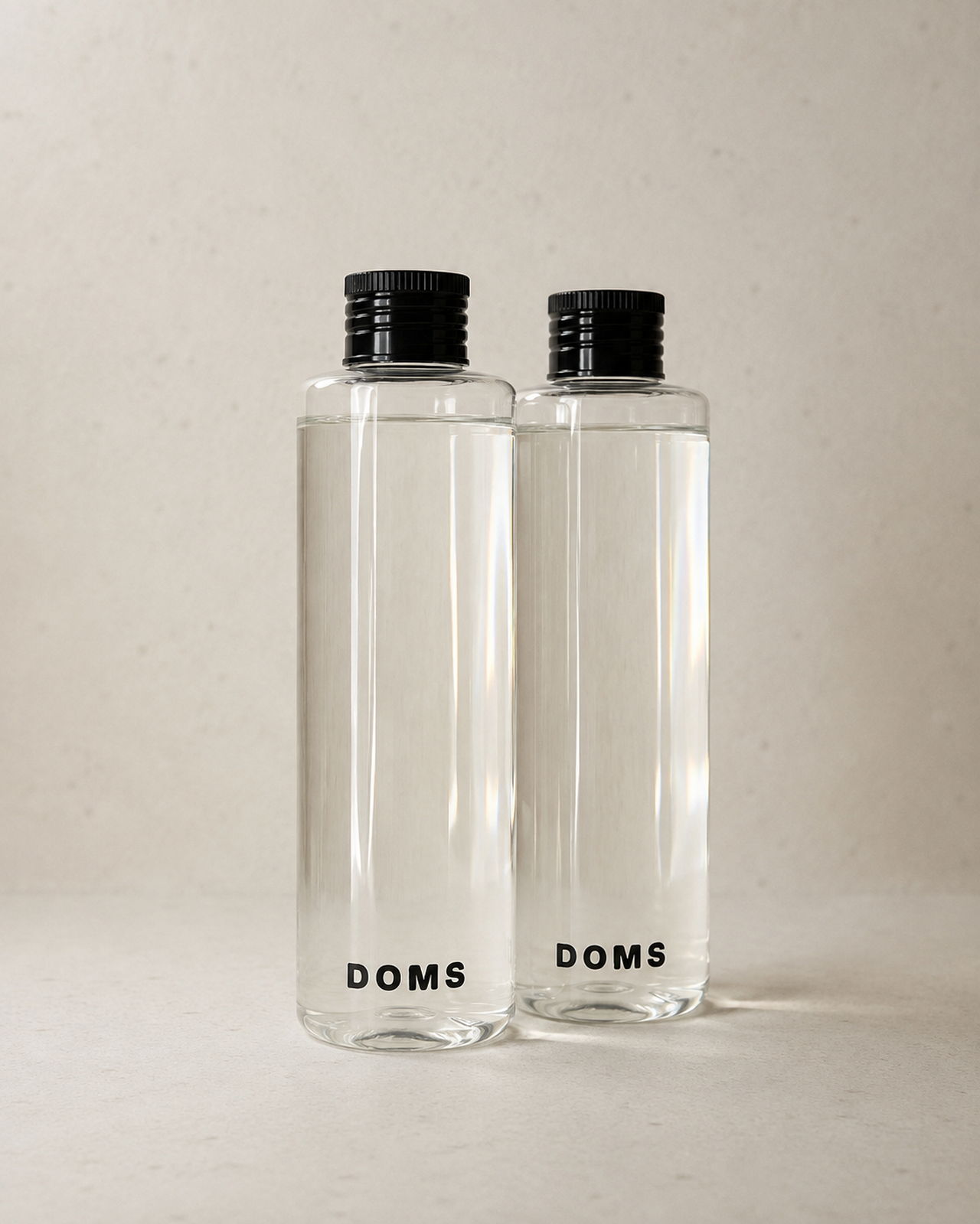 Las dos botellas de recarga DOMS Cool Down de 200 ml del pack
